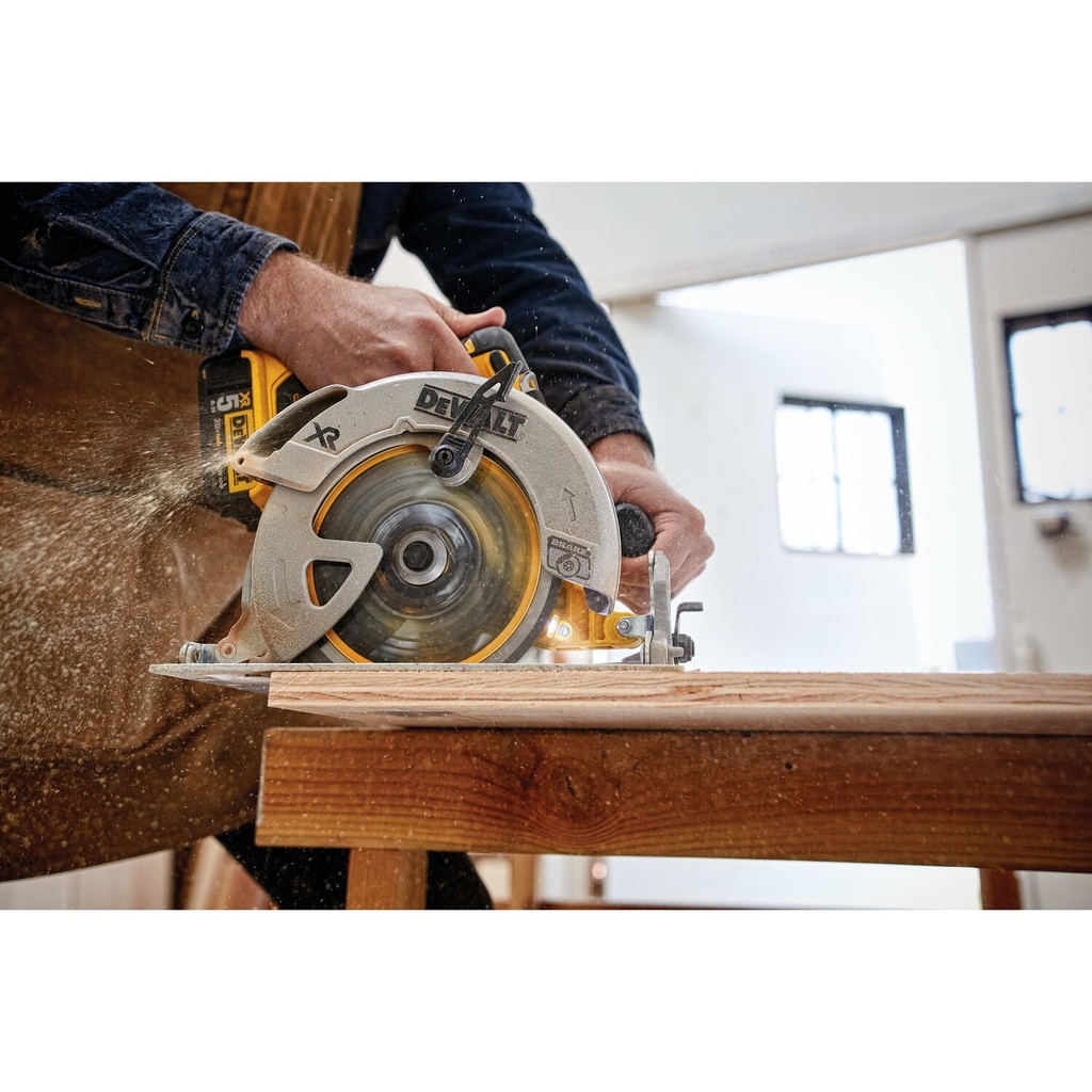 SIERRA CIRCULAR 7-1/4" 20V (SOLA) DCS570B DEWALT
