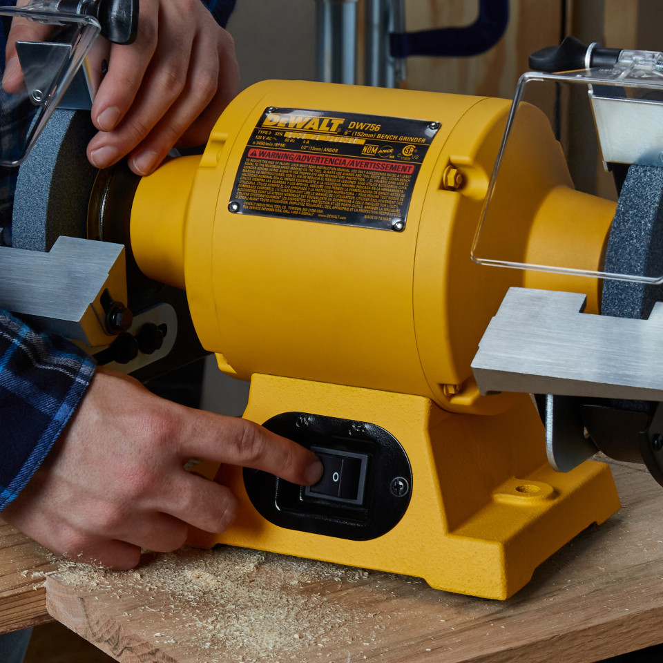 ESMERIL DE BANCO 8" 3/4HP 4.2 A DW758 DEWALT